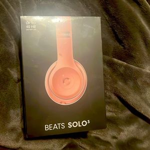 NEW IN BOX Rose gold Beats Solo3